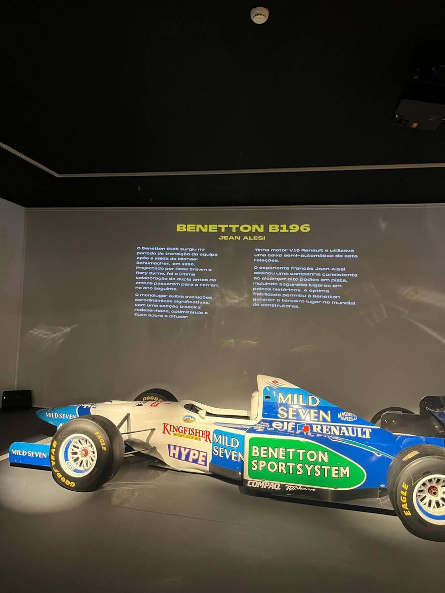 V10 with 700 cv / 16.000 rpm and around 595 kg with pilot