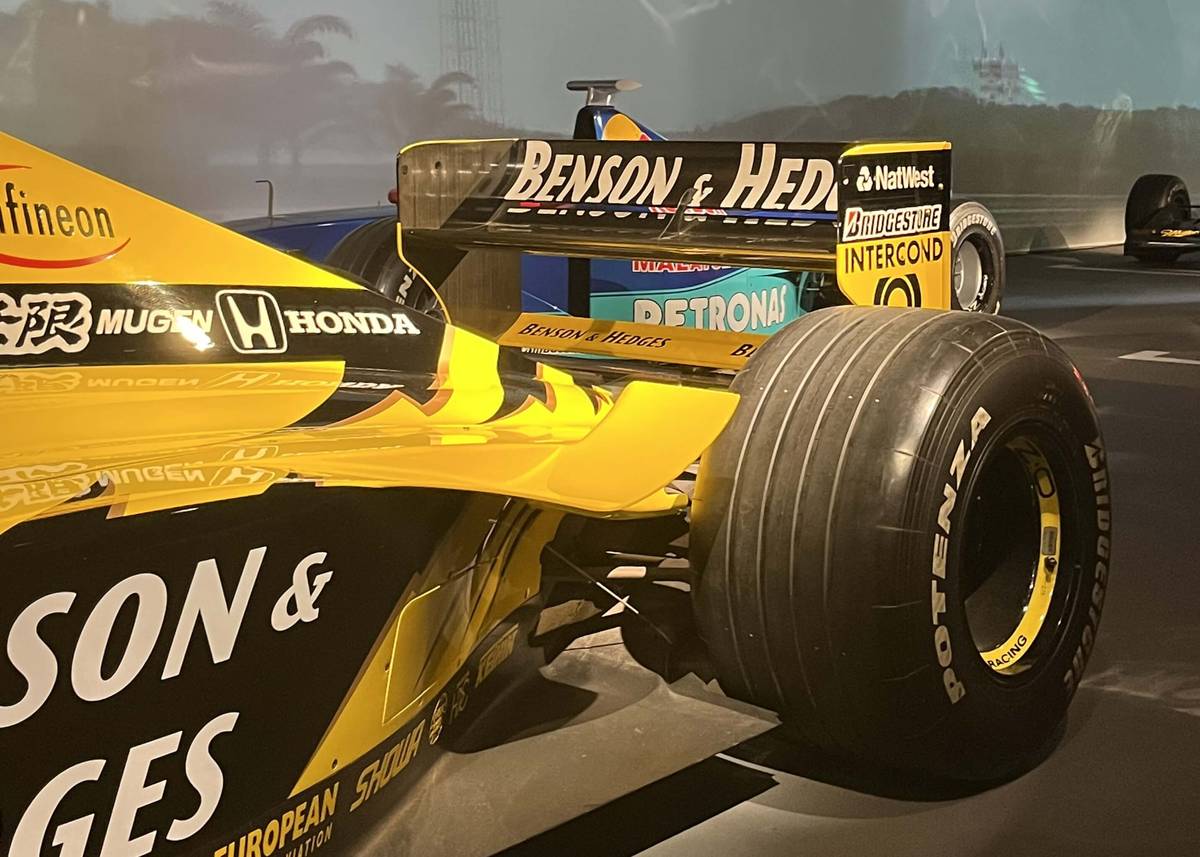 V10 with 680 cv / 15.000 rpm and around 600 kg with pilot