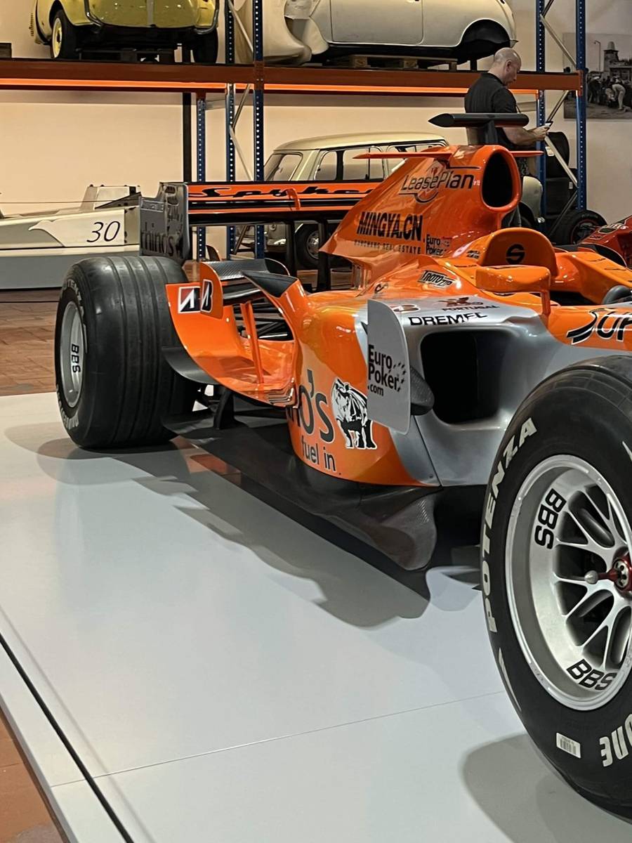 V10 with 740 cv / 19.000 rpm and around 605 kg