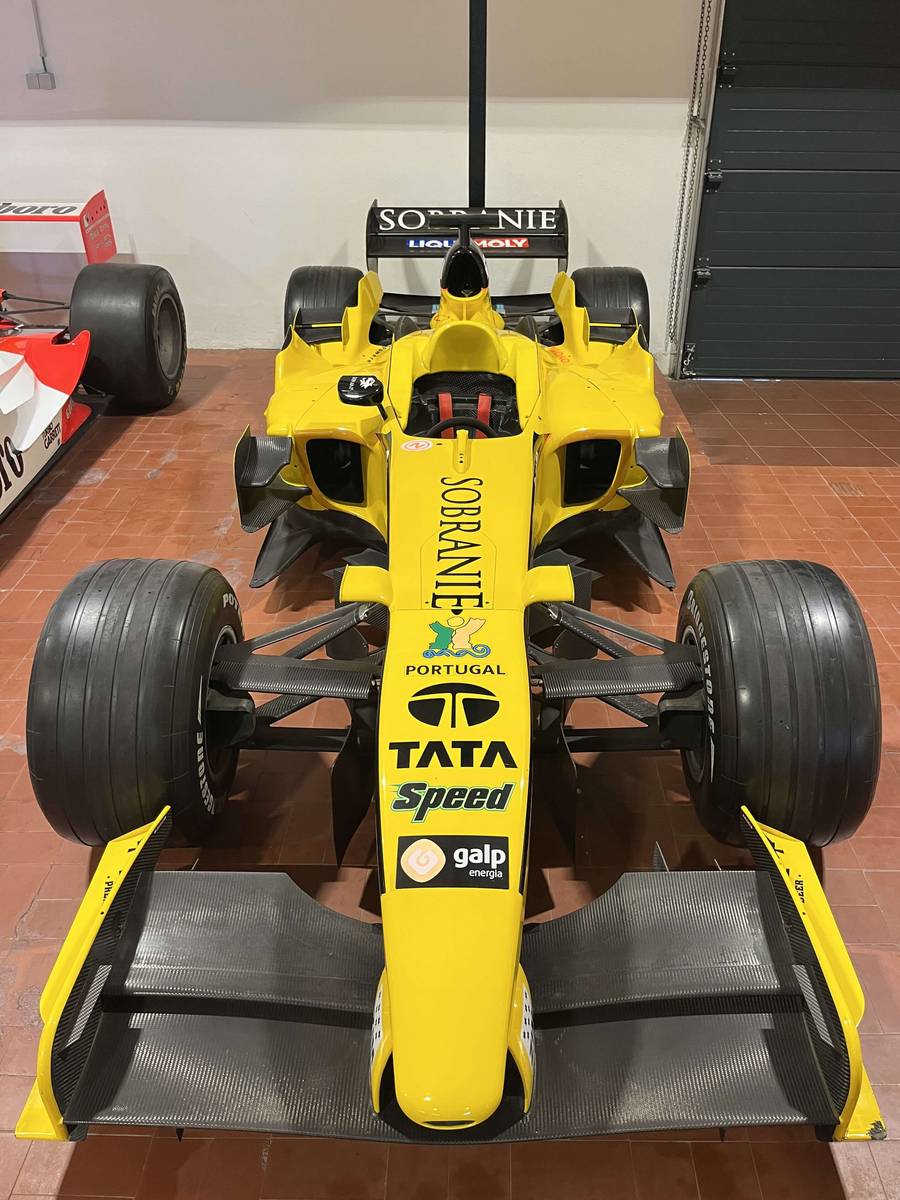V10 with 890 cv / 18.000 rpm and around 605 kg with pilot